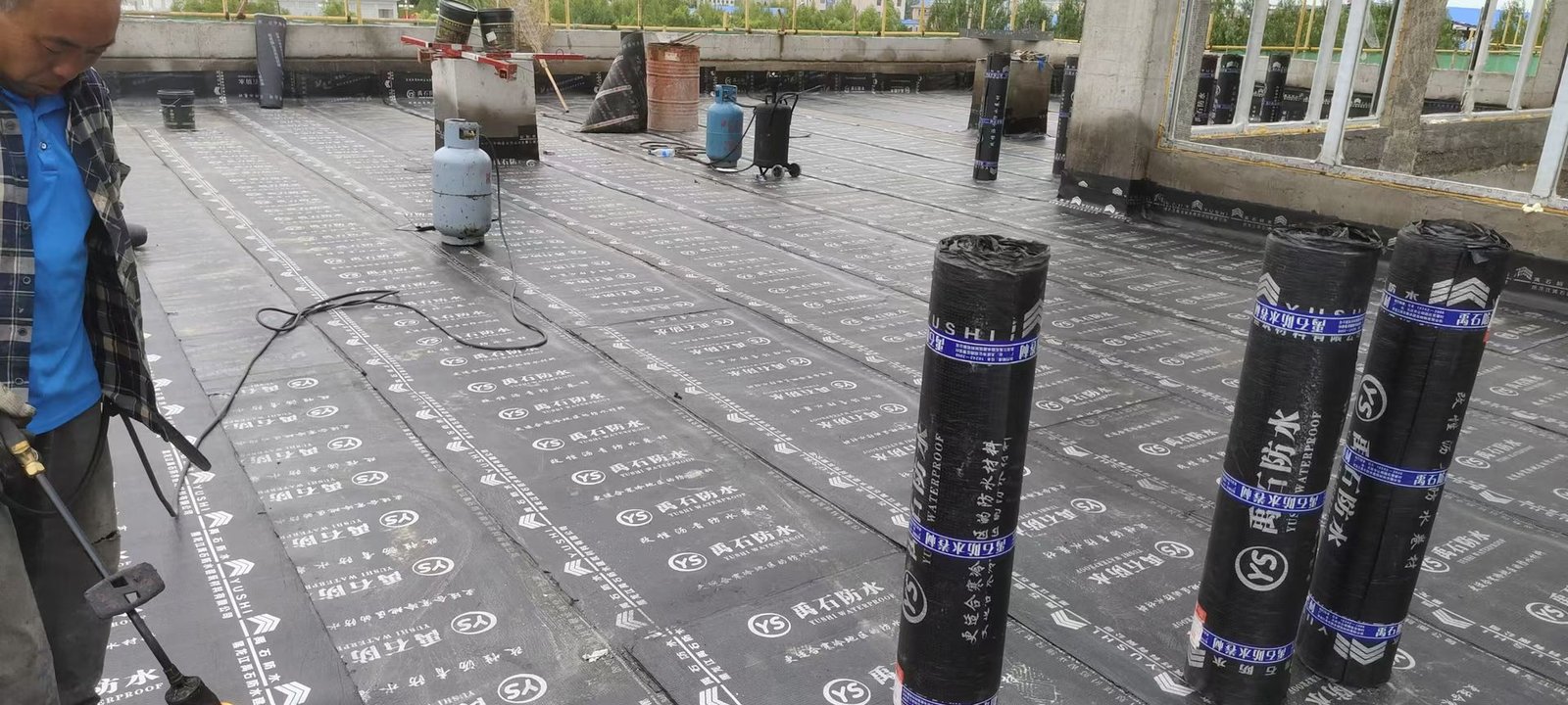 Thermal welding of waterproofing membrane on construction site